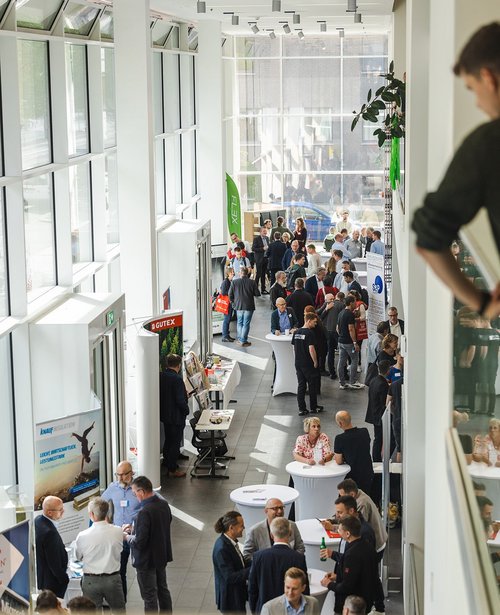 Foyer im Nieper-Bau Interessierte Gäste im Foyer vom Nieper-Bau