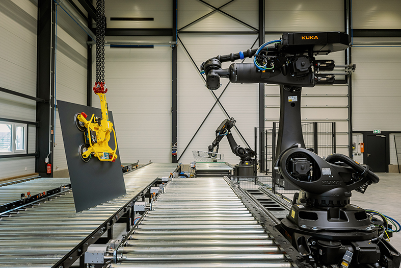 Robotergestützte Maschinen in einer Produktionshalle
